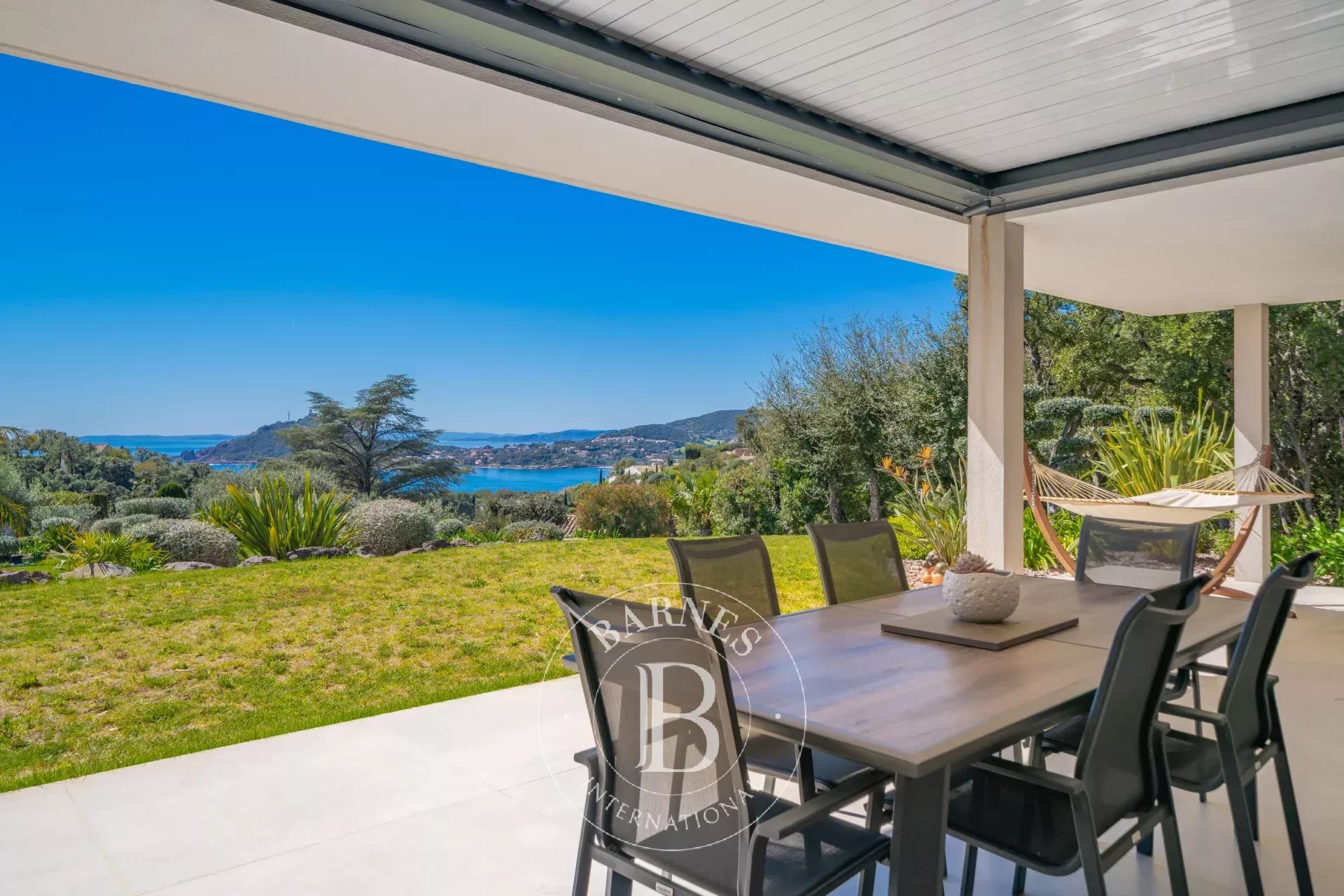 SAINT-RAPHAËL - VILLA CONTEMPORAINE AVEC VUE MER