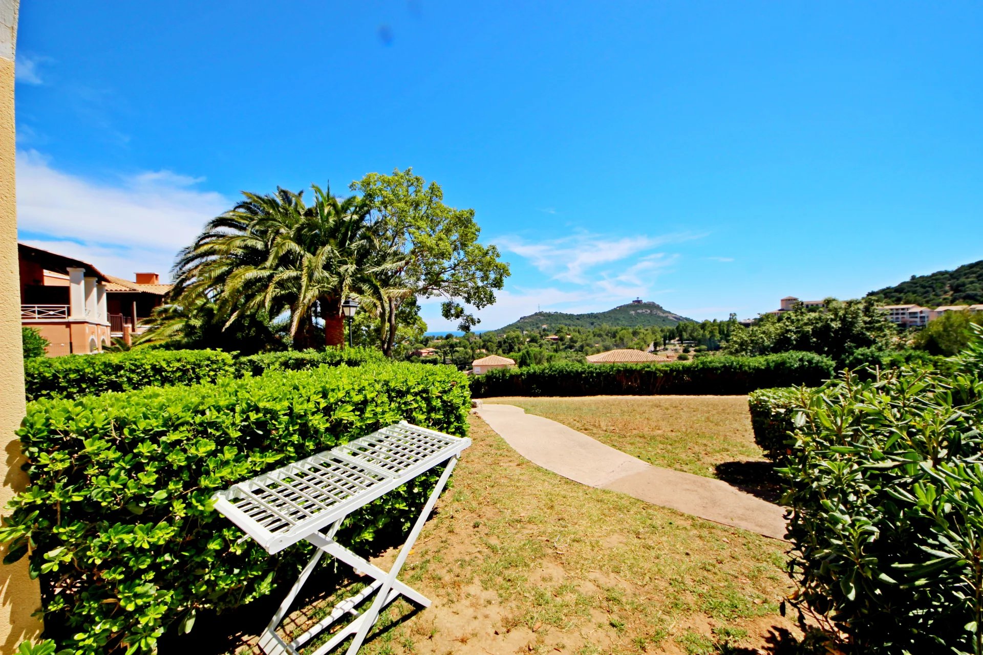EXCLUSIVITE AZZURRA AGAY CAP ESTEREL  VILLAGE PIERRE & VACANCES APPARTEMENT 2 PIÈCES AVEC JARDIN