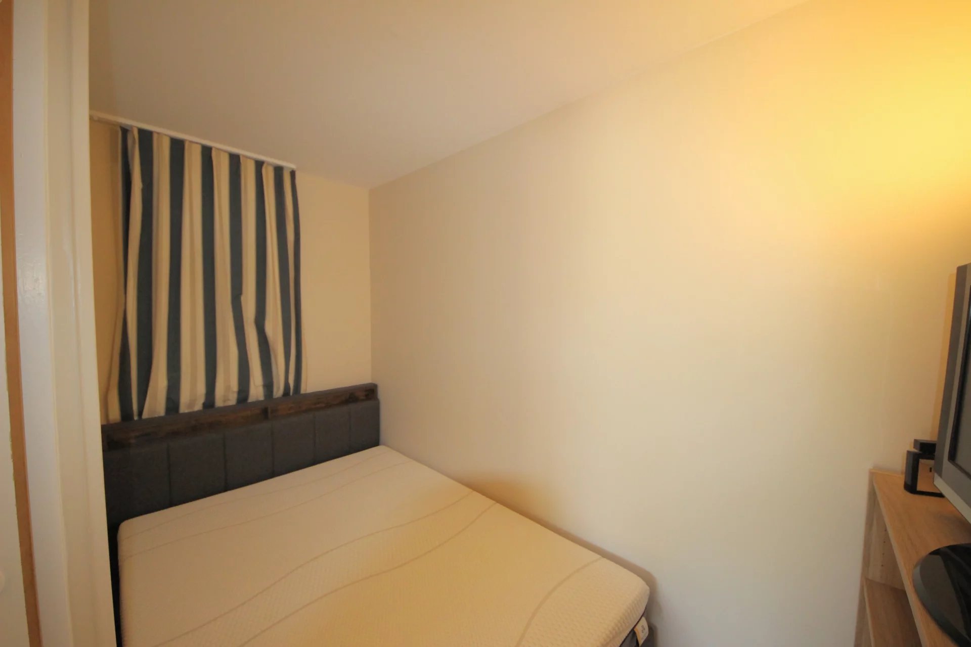 SOUS OFFRE Agay - Cap Esterel - CHARMANT APPARTEMENT AVEC COIN CHAMBRE, EN REZ-DE-JARDIN AVEC VUE SUR L'ESTÉREL – ENTIÈREMENT RÉNOVÉ. Parking
