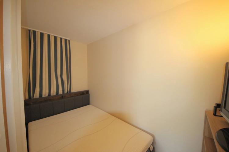 SOUS OFFRE Agay - Cap Esterel - CHARMANT APPARTEMENT AVEC COIN CHAMBRE, EN REZ-DE-JARDIN AVEC VUE SUR L'ESTÉREL – ENTIÈREMENT RÉNOVÉ. Parking