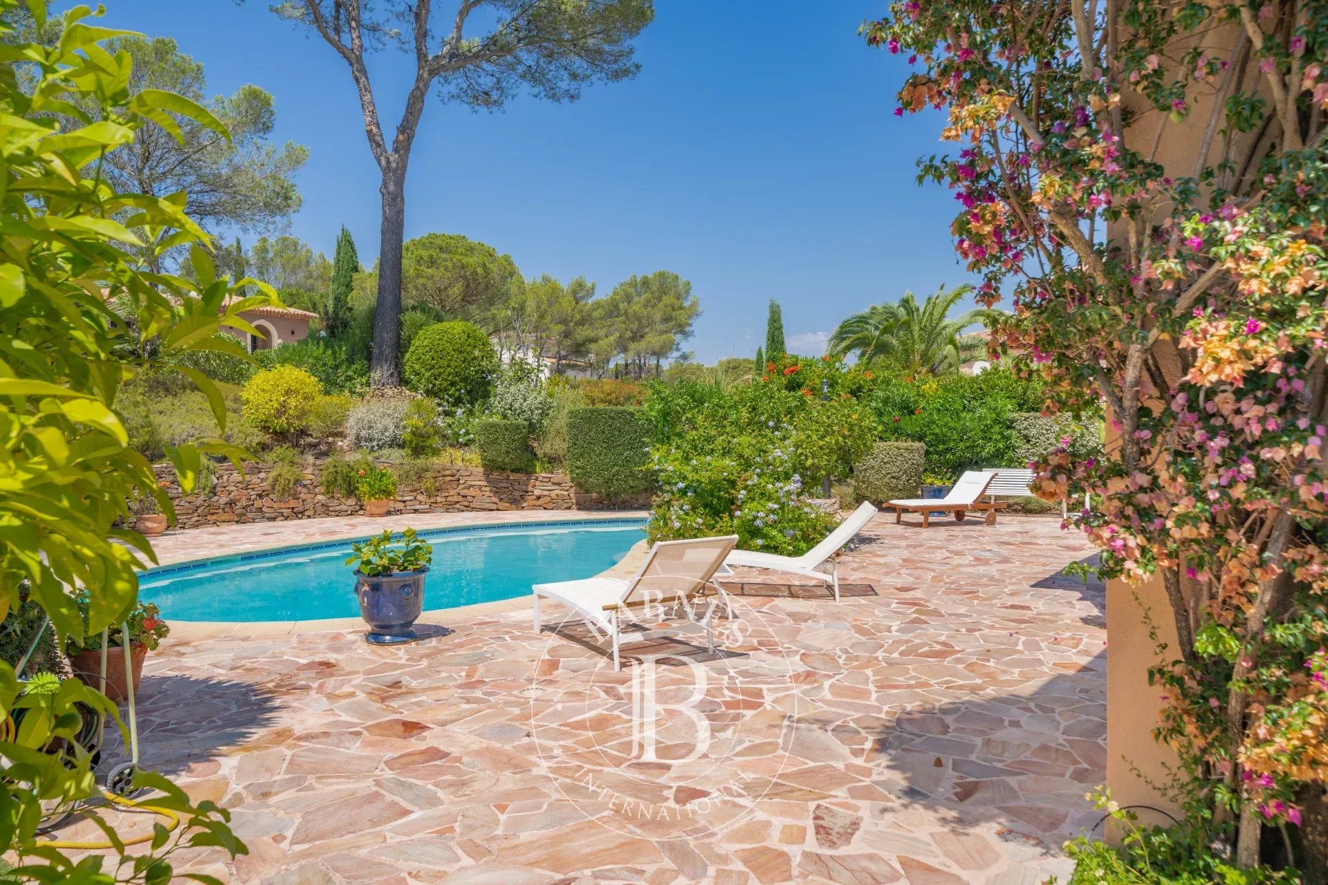 SAINT-RAPHAËL - VILLA FAMILIALE À PROXIMITÉ DES GOLFS ET DES COMMERCES
