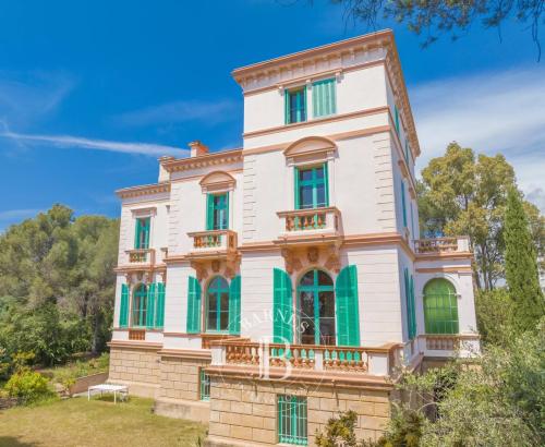 SAINT-RAPHAËL - VASTE VILLA BELLE-ÉPOQUE AVEC VUE MER