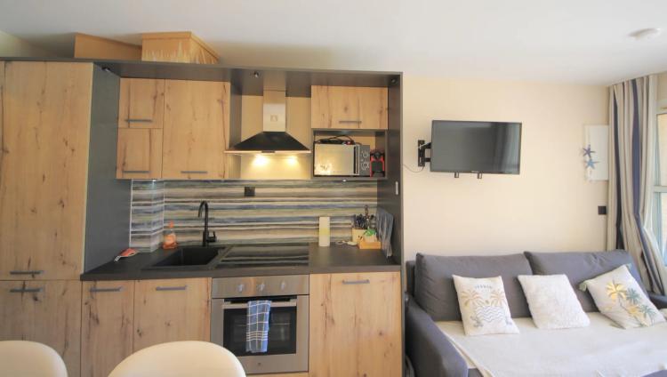 SOUS OFFRE Agay - Cap Esterel - CHARMANT APPARTEMENT AVEC COIN CHAMBRE, EN REZ-DE-JARDIN AVEC VUE SUR L'ESTÉREL – ENTIÈREMENT RÉNOVÉ. Parking