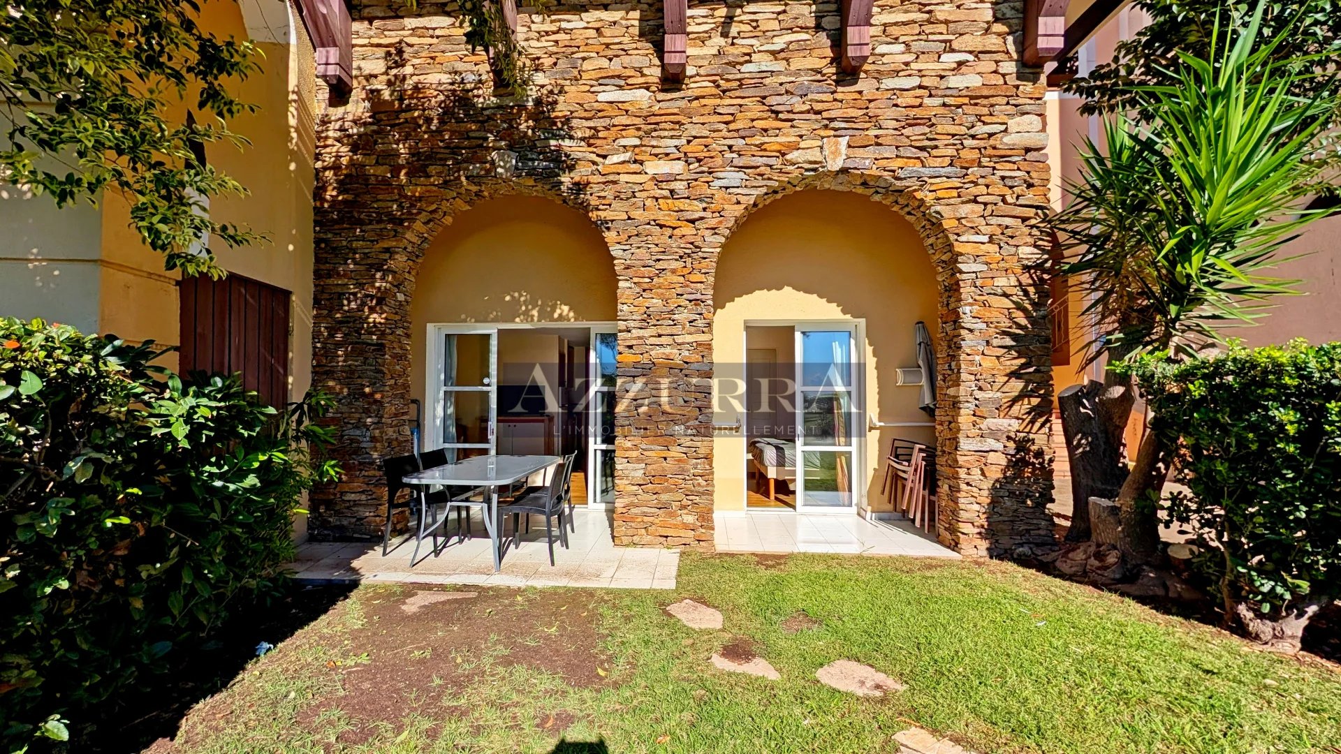 AGAY CAP ESTEREL le village, 3 pièces en rez de jardin avec vue mer