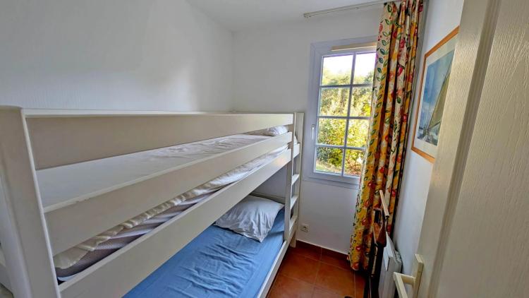 ACHAT SAINT RAPHAEL LE DRAMONT: confortable appartement trois pièces en rez-de-jardin cloturé. Commerces, plage et commodités à pieds