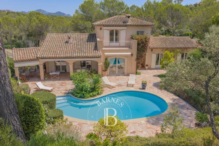 SAINT-RAPHAËL - VILLA FAMILIALE À PROXIMITÉ DES GOLFS ET DES COMMERCES