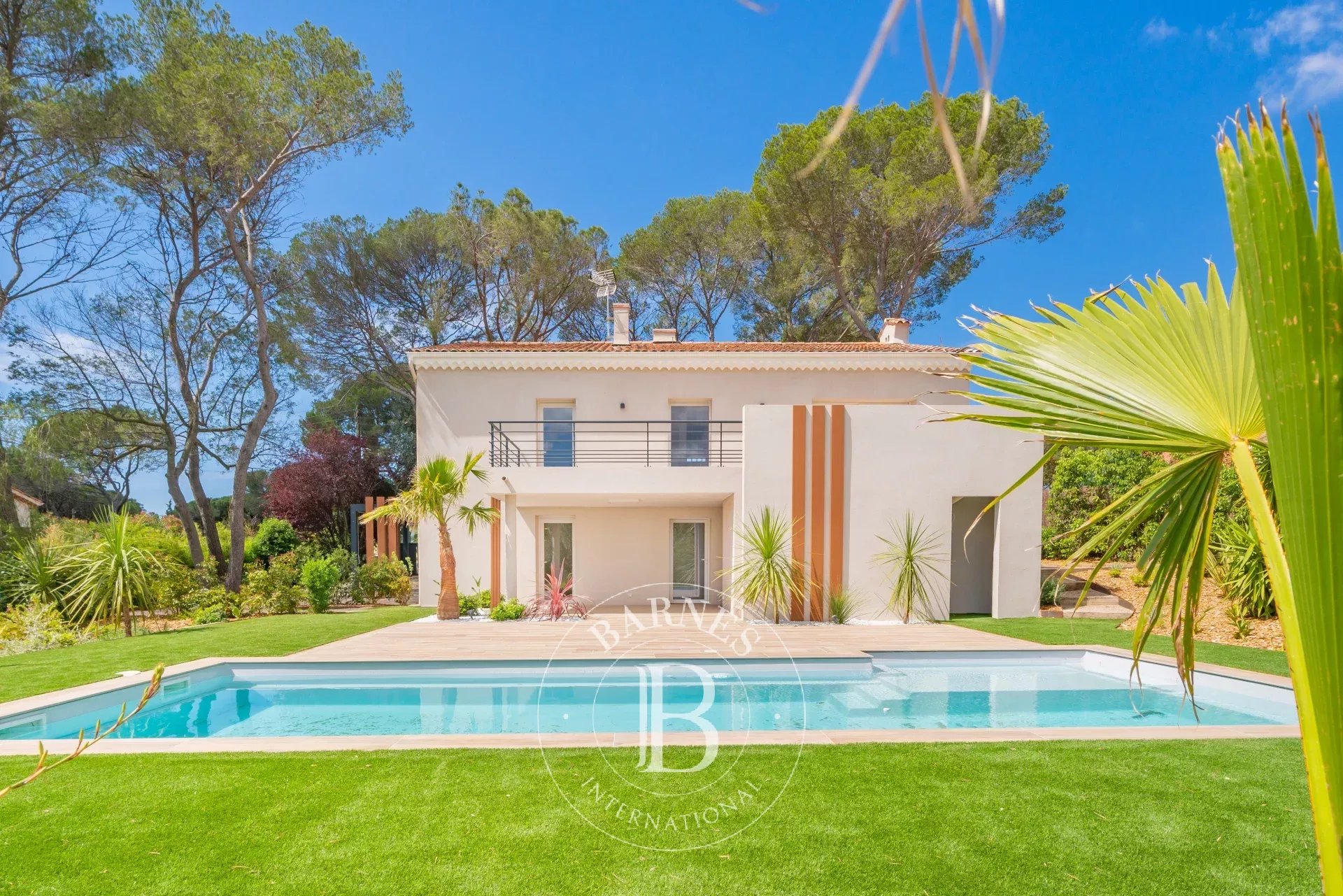 SAINT-RAPHAËL - VILLA RÉNOVÉE AVEC VUE DÉGAGÉE ET PISCINE