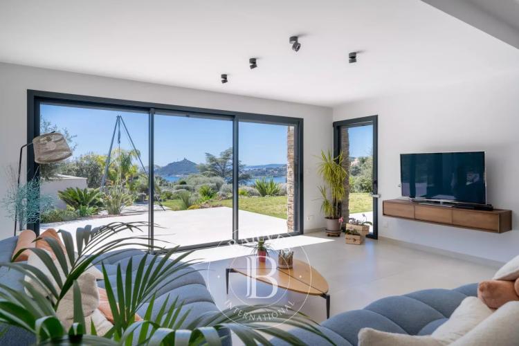 SAINT-RAPHAËL - VILLA CONTEMPORAINE AVEC VUE MER