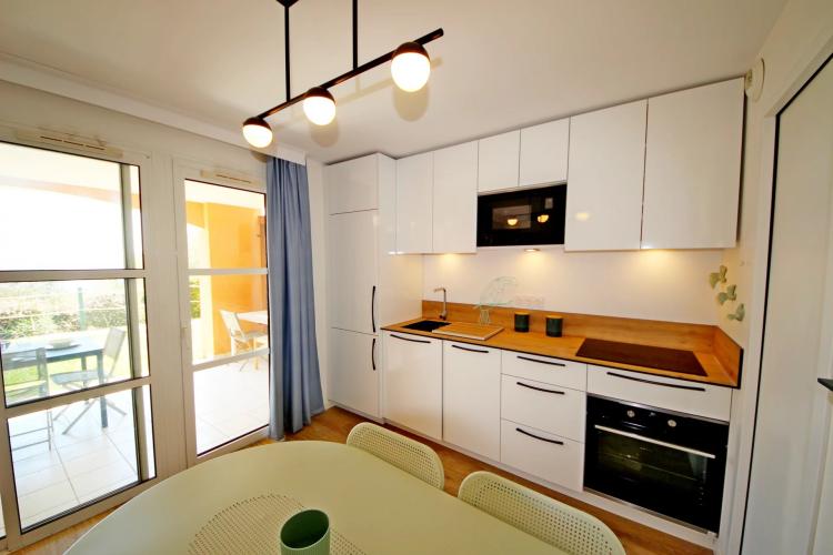 SOUS OFFRE AGAY CAP ESTEREL LE HAMEAU. DEUX PIECES REZ DE JARDIN VUE MER