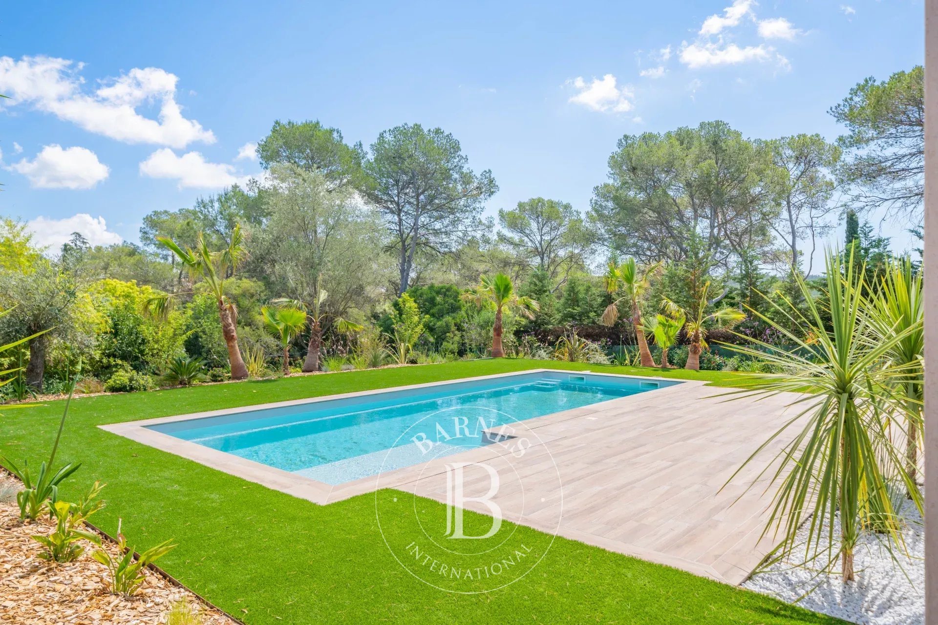 SAINT-RAPHAËL - VILLA RÉNOVÉE AVEC VUE DÉGAGÉE ET PISCINE