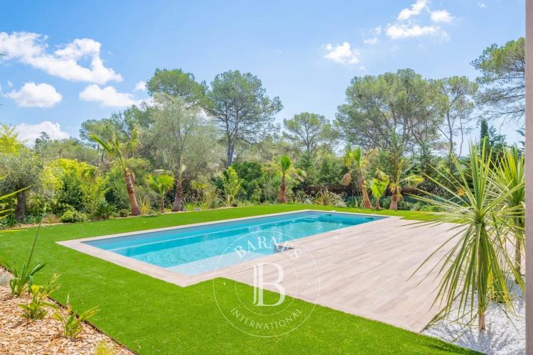 SAINT-RAPHAËL - VILLA RÉNOVÉE AVEC VUE DÉGAGÉE ET PISCINE