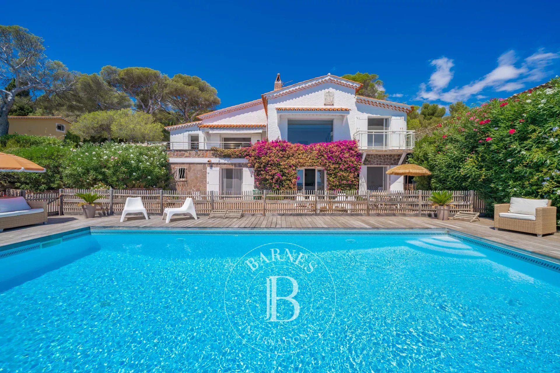 SAINT-RAPHAËL - VILLA PIED DANS L'EAU DANS UN DOMAINE PRIVÉ