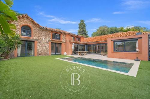 SAINT-RAPHAËL - VILLA RÉNOVÉE À PIED DES COMMERCES ET DE LA MER