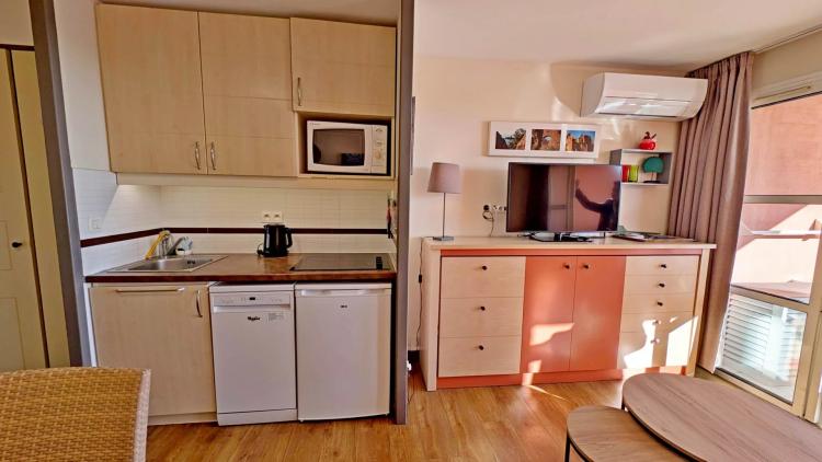 VENDU AGAY CAP ESTEREL LE VILLAGE 2 pièces traversant exposé au Sud, vue mer panoramique parking.