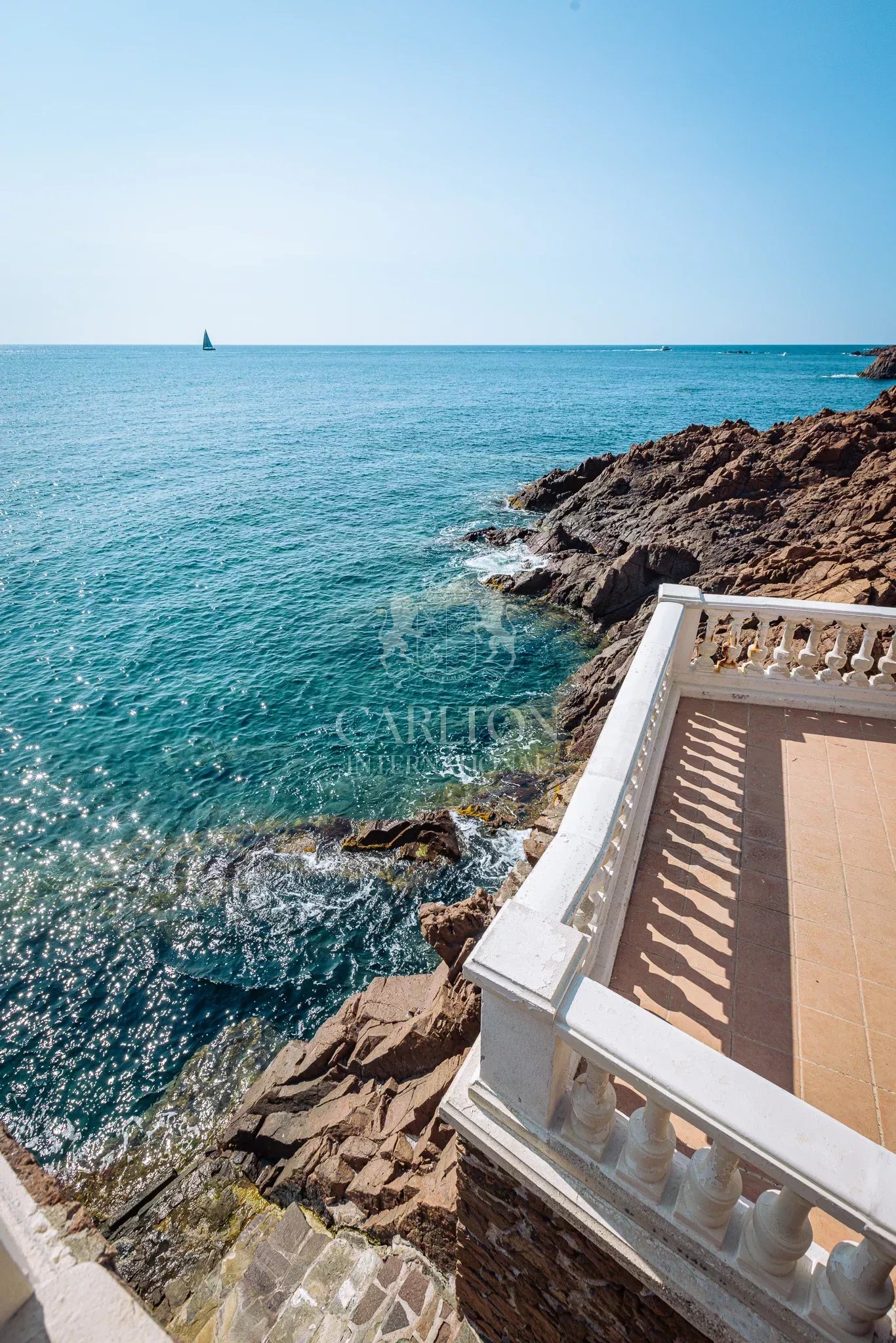 Villa pieds dans l’eau à Anthéor avec accès direct et privé à la mer