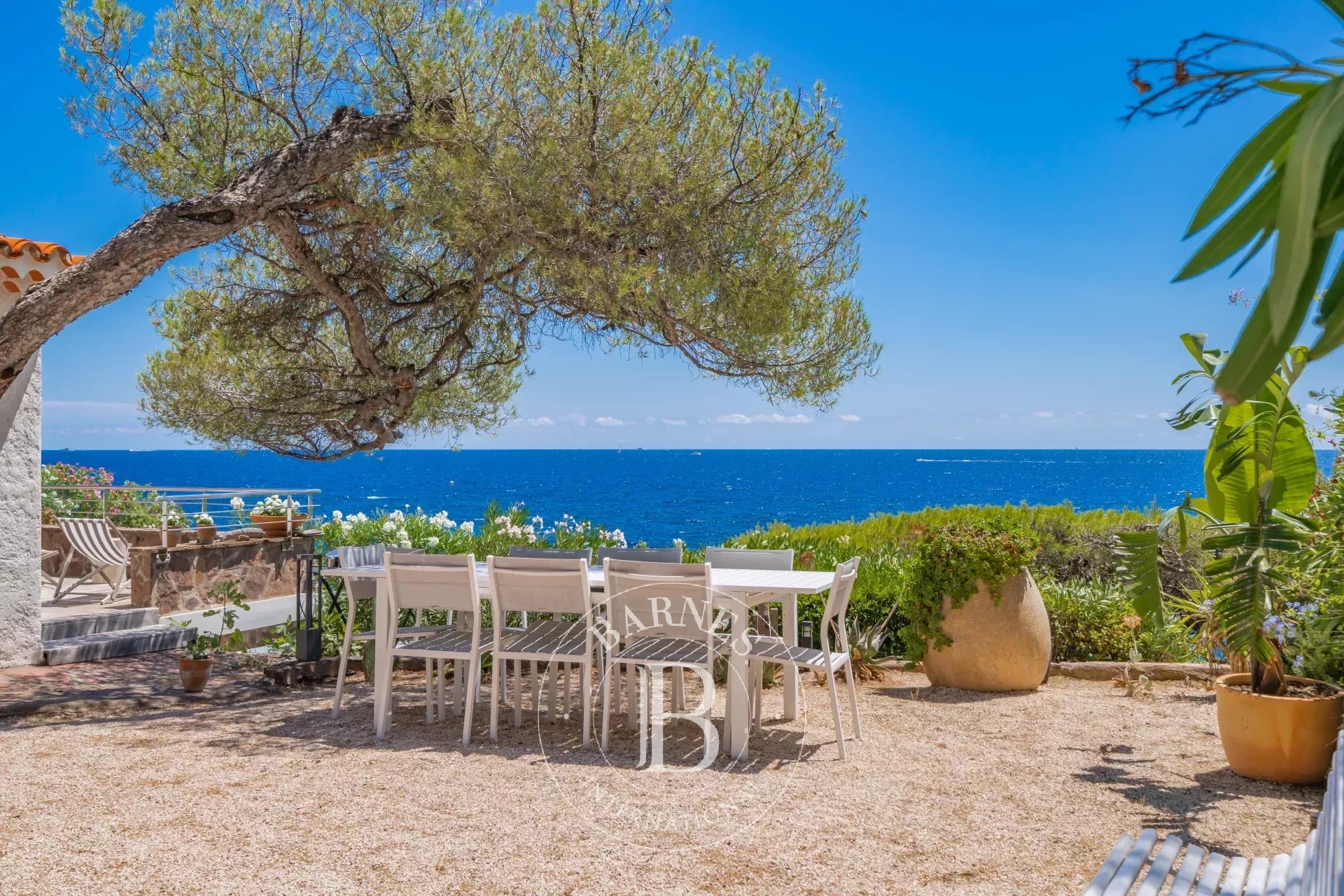 SAINT-RAPHAËL - VILLA PIED DANS L'EAU DANS UN DOMAINE PRIVÉ