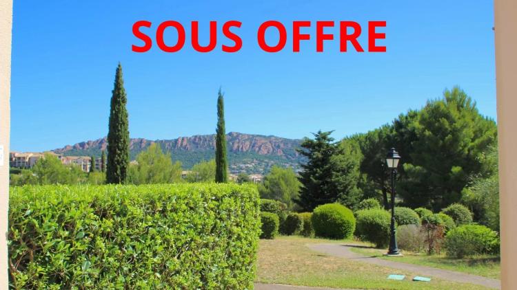 SOUS OFFRE Agay - Cap Esterel - CHARMANT APPARTEMENT AVEC COIN CHAMBRE, EN REZ-DE-JARDIN AVEC VUE SUR L'ESTÉREL – ENTIÈREMENT RÉNOVÉ. Parking
