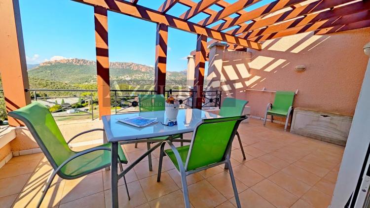 AGAY CAP ESTEREL LE VILLAGE: large 2 pièces au dernier étage avec grande terrasse en angle vue panoramique