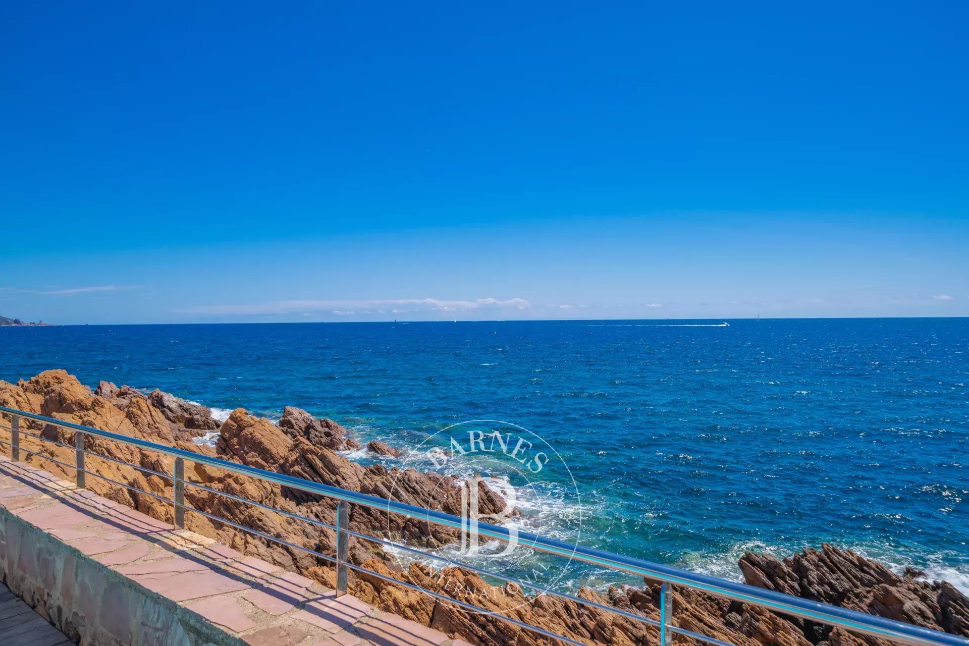SAINT-RAPHAËL - VILLA PIED DANS L'EAU DANS UN DOMAINE PRIVÉ