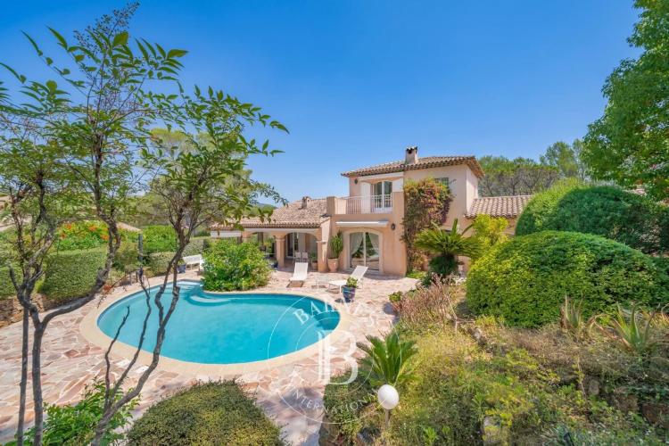 SAINT-RAPHAËL - VILLA FAMILIALE À PROXIMITÉ DES GOLFS ET DES COMMERCES