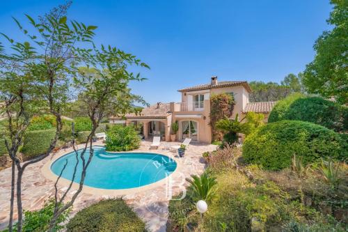 SAINT-RAPHAËL - VILLA FAMILIALE À PROXIMITÉ DES GOLFS ET DES COMMERCES