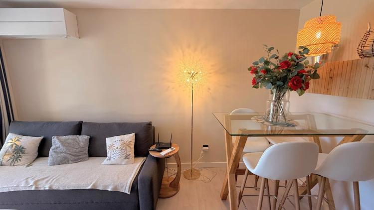 SOUS OFFRE Agay - Cap Esterel - CHARMANT APPARTEMENT AVEC COIN CHAMBRE, EN REZ-DE-JARDIN AVEC VUE SUR L'ESTÉREL – ENTIÈREMENT RÉNOVÉ. Parking