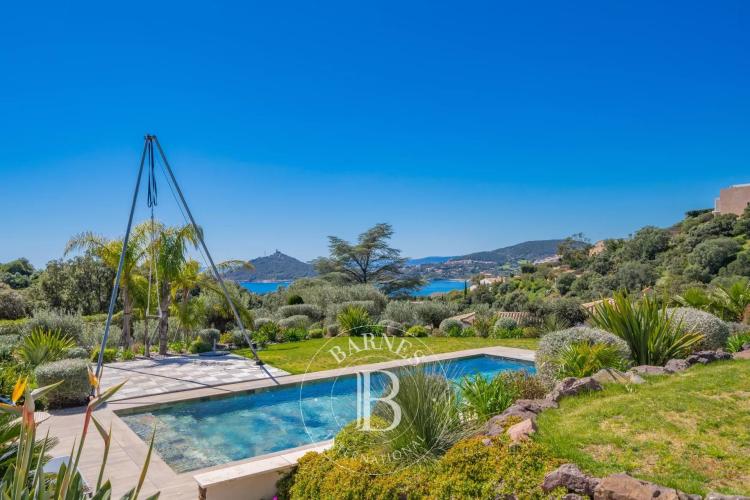 SAINT-RAPHAËL - VILLA CONTEMPORAINE AVEC VUE MER