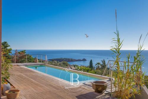 SAINT-RAPHAËL - VILLA RÉNOVÉE AVEC VUE MER PANORAMIQUE