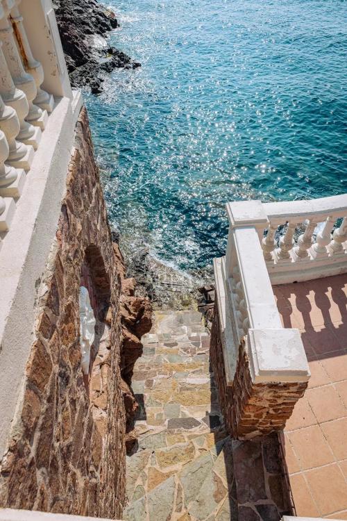 Villa pieds dans l’eau à Anthéor avec accès direct et privé à la mer
