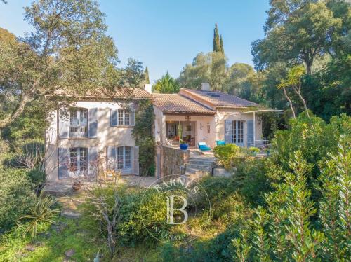 SAINT-RAPHAËL - VILLA FAMILIALE A PIED DES PLAGES