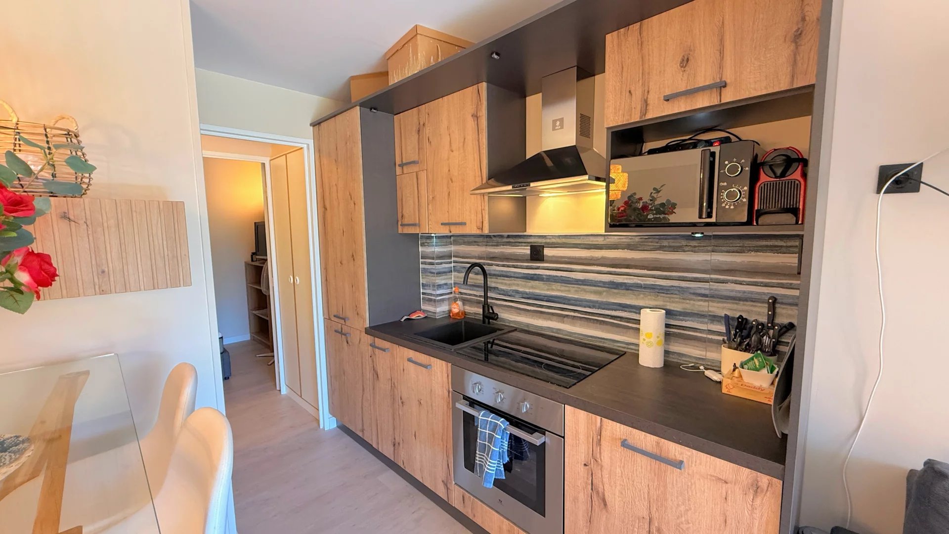 SOUS OFFRE Agay - Cap Esterel - CHARMANT APPARTEMENT AVEC COIN CHAMBRE, EN REZ-DE-JARDIN AVEC VUE SUR L'ESTÉREL – ENTIÈREMENT RÉNOVÉ. Parking