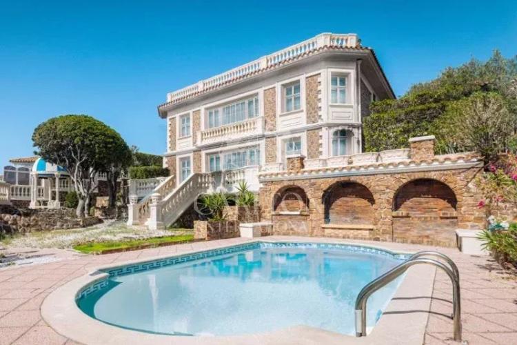 Villa pieds dans l’eau à Anthéor avec accès direct et privé à la mer
