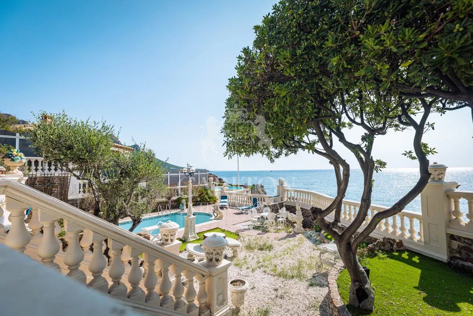 Villa pieds dans l’eau à Anthéor avec accès direct et privé à la mer