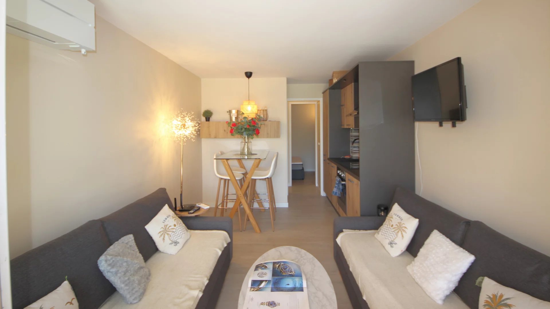 SOUS OFFRE Agay - Cap Esterel - CHARMANT APPARTEMENT AVEC COIN CHAMBRE, EN REZ-DE-JARDIN AVEC VUE SUR L'ESTÉREL – ENTIÈREMENT RÉNOVÉ. Parking