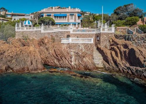 Villa pieds dans l’eau à Anthéor avec accès direct et privé à la mer