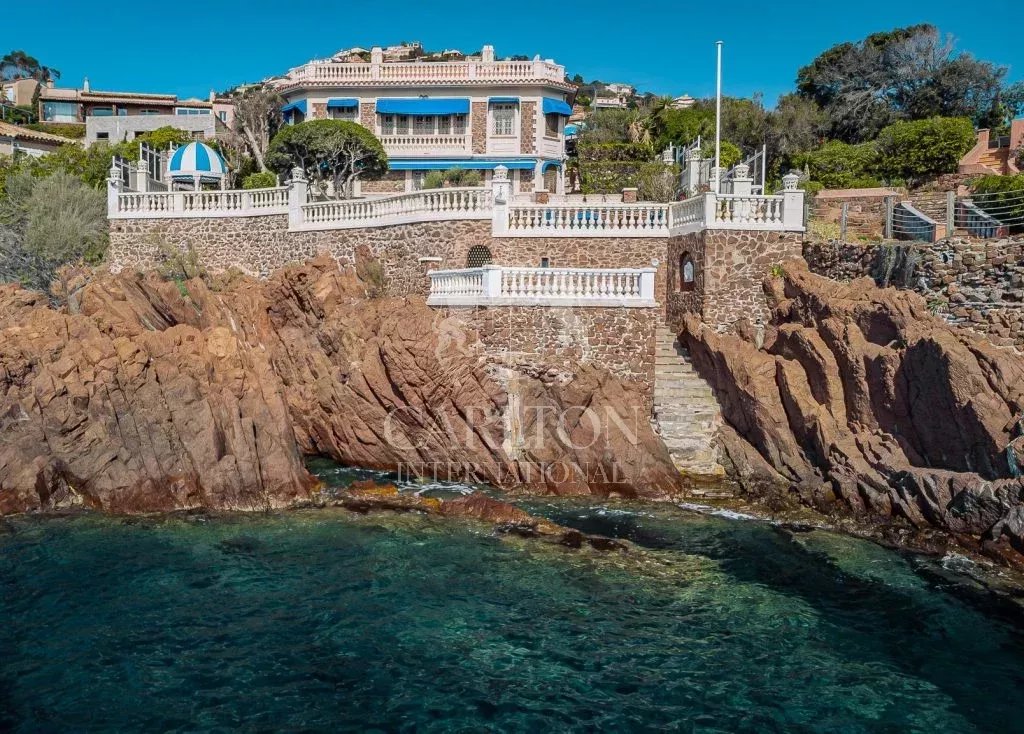 Villa pieds dans l’eau à Anthéor avec accès direct et privé à la mer