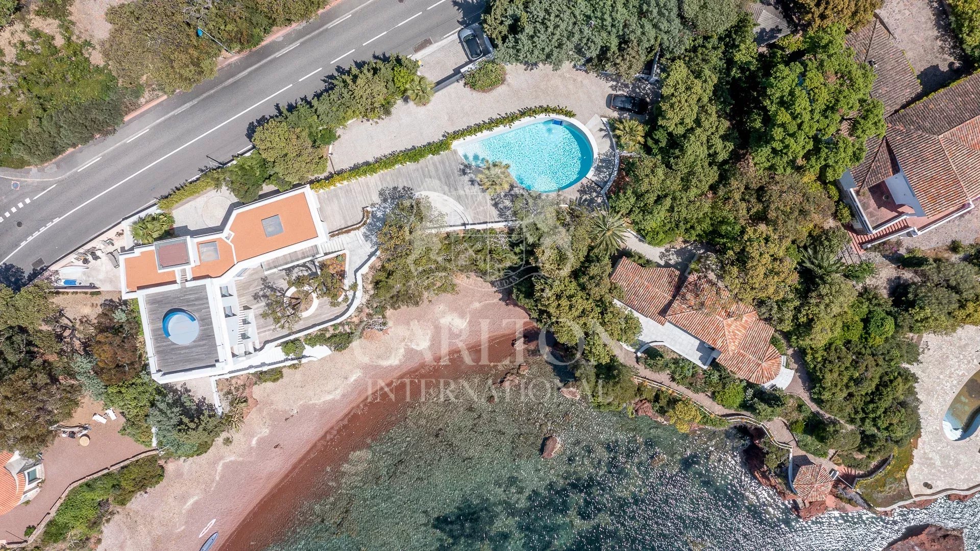 Propriété d'exception offrant deux accès privés à la mer méditerannée