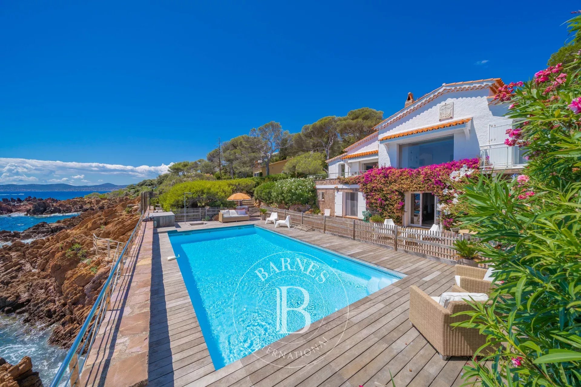SAINT-RAPHAËL - VILLA PIED DANS L'EAU DANS UN DOMAINE PRIVÉ