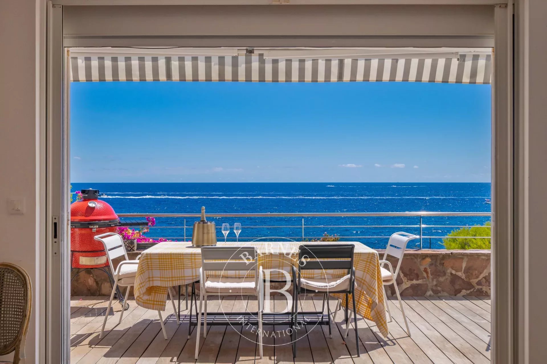 SAINT-RAPHAËL - VILLA PIED DANS L'EAU DANS UN DOMAINE PRIVÉ