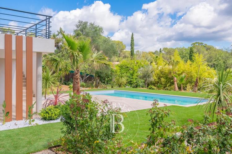 SAINT-RAPHAËL - VILLA RÉNOVÉE AVEC VUE DÉGAGÉE ET PISCINE