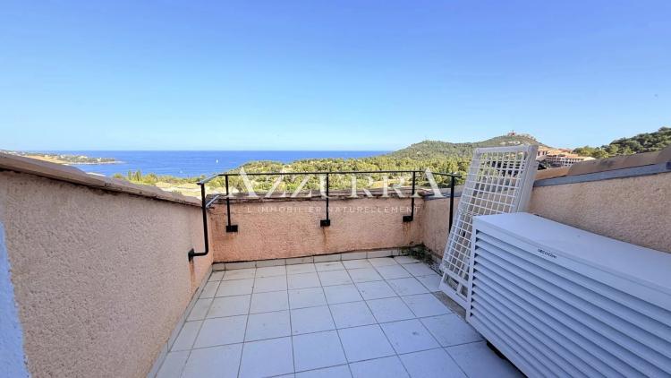 AGAY CAP ESTEREL SUPERBE T3 DUPLEX VUE MER PANORAMIQUE. PARKING PRIVE LIBRE DE SUITE
