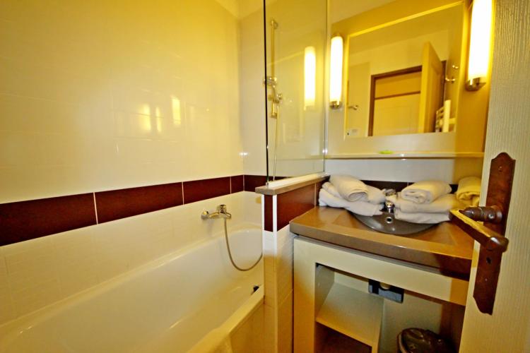 AGAY CAP ESTEREL ALLEE DES FLEURS 2 PIECES DERNIER ETAGE. LARGE TERRASSE.PARKING