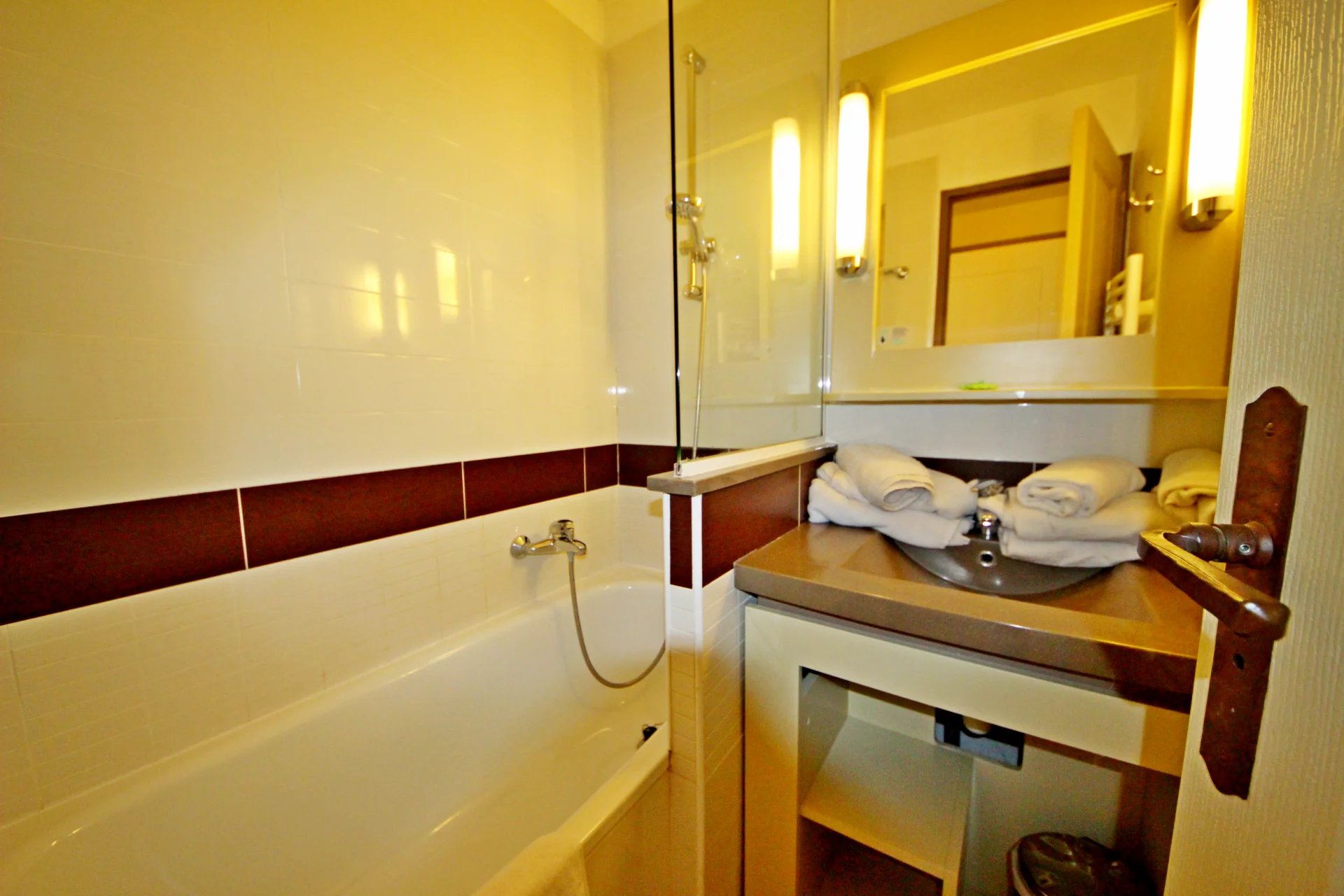 AGAY CAP ESTEREL ALLEE DES FLEURS 2 PIECES DERNIER ETAGE. LARGE TERRASSE.PARKING