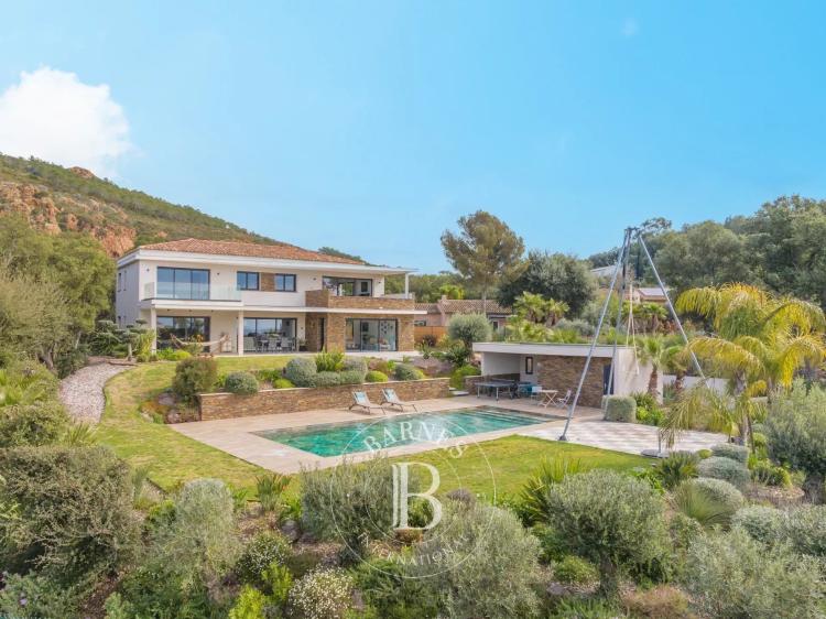 SAINT-RAPHAËL - VILLA CONTEMPORAINE AVEC VUE MER