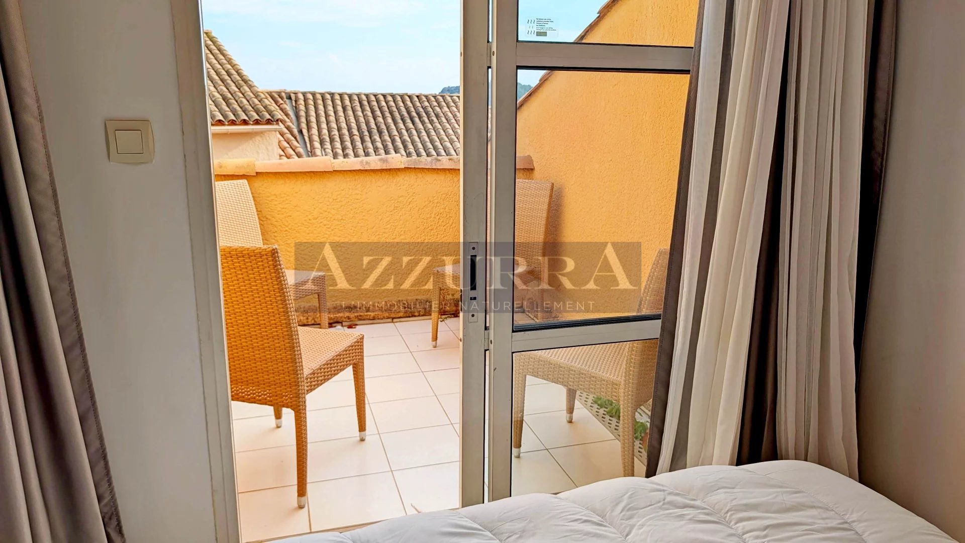 CAP ESTÉREL – DUPLEX RÉNOVÉ AVEC TERRASSE ET SOLARIUM