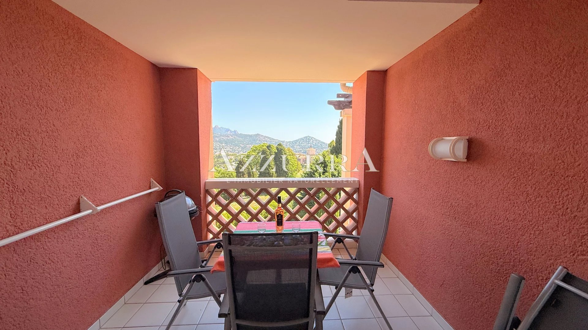 À vendre – Studio cabine avec vue exceptionnelle sur l'Estérel et la baie d'Agay