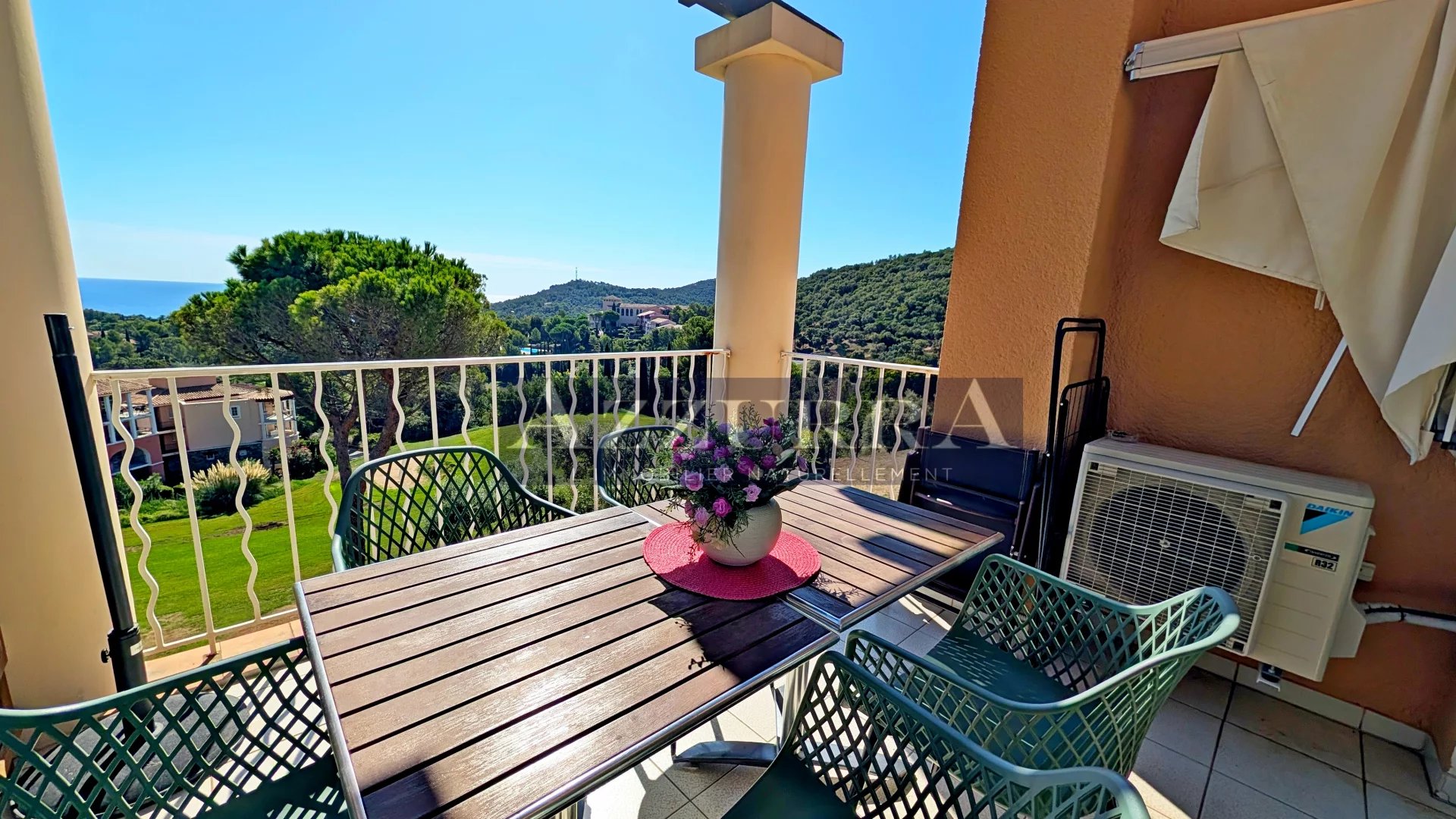 AGAY CAP ESTEREL 2 PIECES DERNIER ETAGE VUE MER PANORAMIQUE