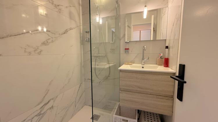 SOUS OFFRE Agay - Cap Esterel - CHARMANT APPARTEMENT AVEC COIN CHAMBRE, EN REZ-DE-JARDIN AVEC VUE SUR L'ESTÉREL – ENTIÈREMENT RÉNOVÉ. Parking