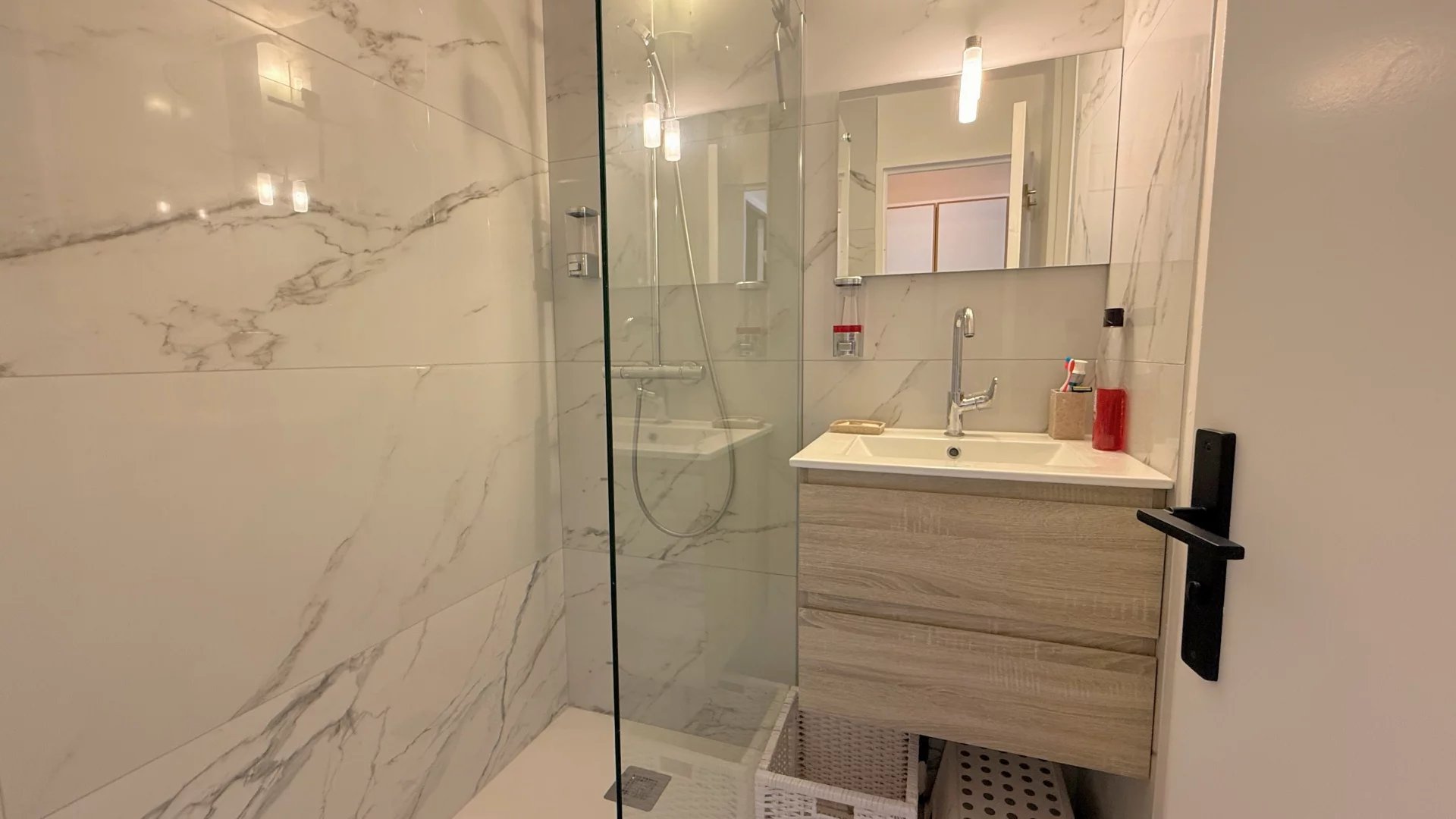 SOUS OFFRE Agay - Cap Esterel - CHARMANT APPARTEMENT AVEC COIN CHAMBRE, EN REZ-DE-JARDIN AVEC VUE SUR L'ESTÉREL – ENTIÈREMENT RÉNOVÉ. Parking