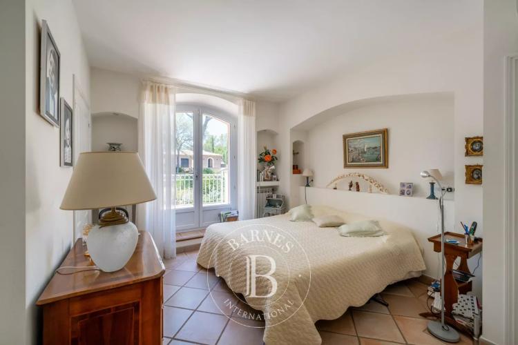 SAINT-RAPHAËL - VILLA FAMILIALE À PROXIMITÉ DES GOLFS ET DES COMMERCES